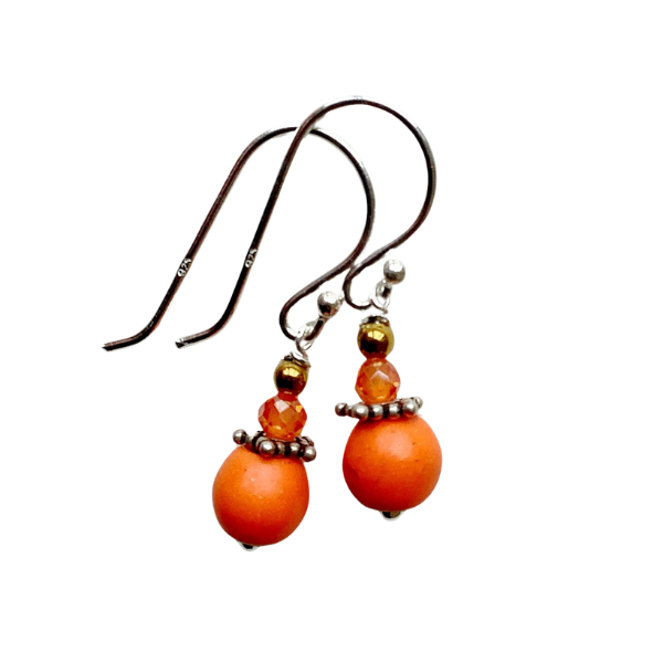 Sølv øreringe med magnesit og hæmatit