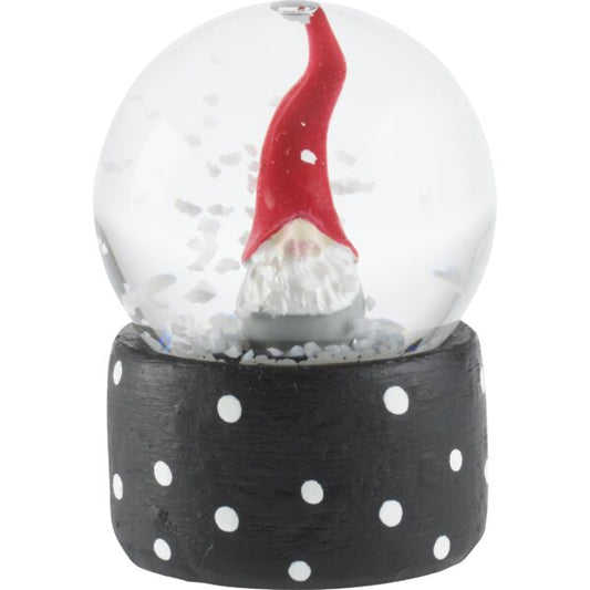 Snekugle med en lille nisse Fin lille snekugle men en sød lille nisse indeni. Selve kuglen er lavet i glas og resten i poly-resin. Ryst med kuglen og der vil falde sne nedover den lille nisse. Den kommer i en fin æske. Svensk design af Ruth Vetter. ca  6 cm